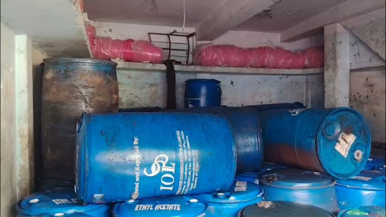 বাগেরহাটে অবৈধভাবে মজুদ ১৫ হাজার ৬শ লিটার ভোজ্য তেল জব্দ করেছে কোস্ট গার্ড 