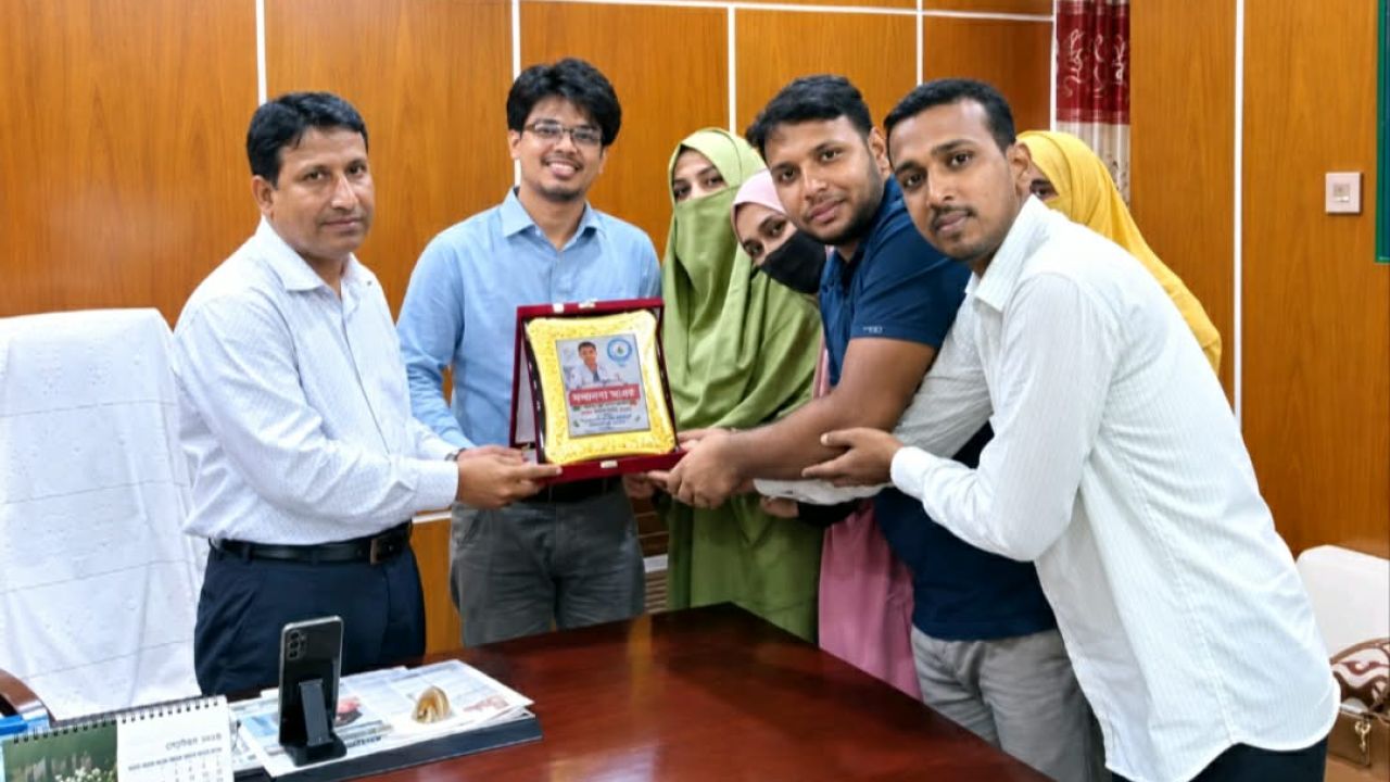 নিজে অসুস্থ থাকা সত্ত্বেও  অসহায় রোগীদের সেবায় ভোলায় সম্মাননা পেলেন ডা. ইরফান