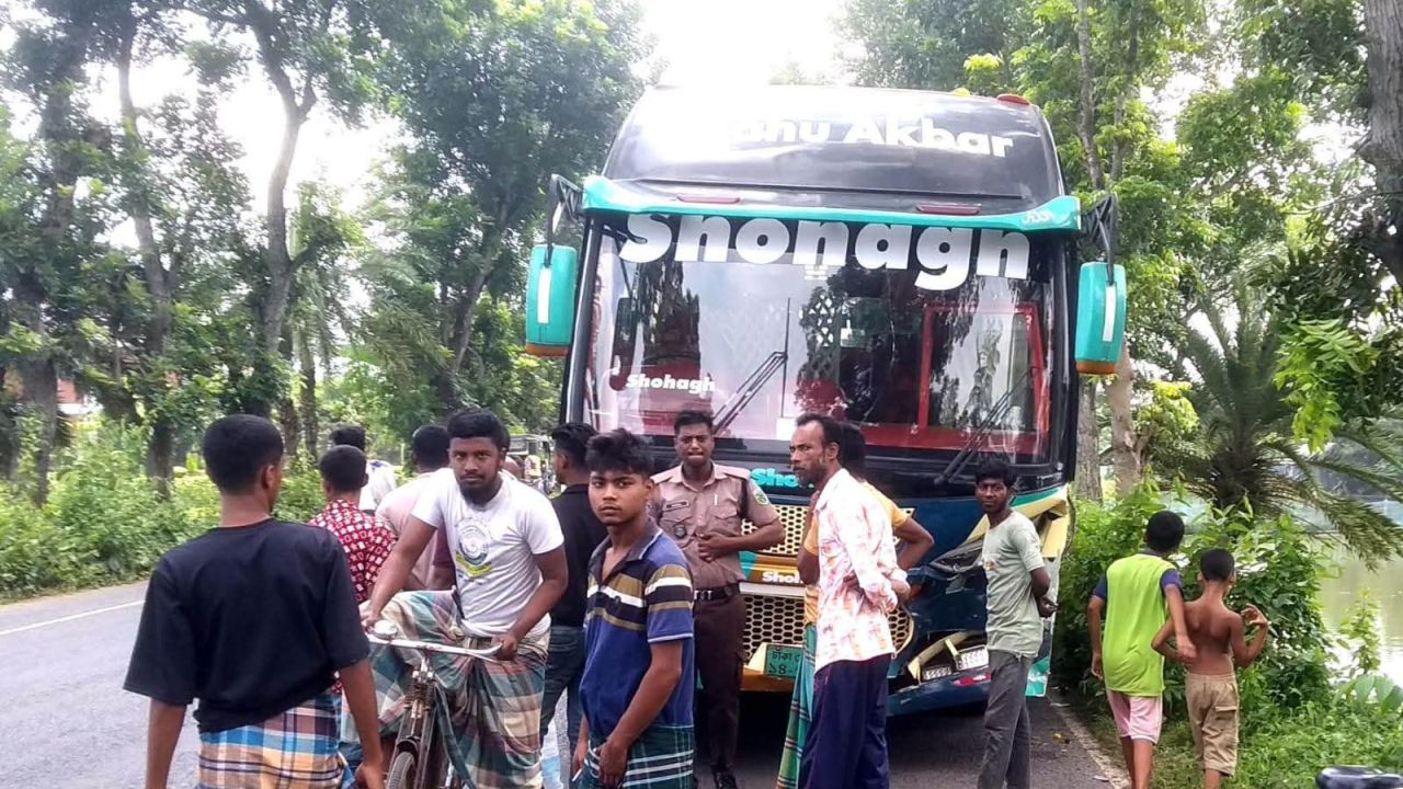 ফকিরহাটে সোহাগ পরিবহণের ধাক্কায় ভ্যানযাত্রী নিহত, ছেলেসহ আহত ২
