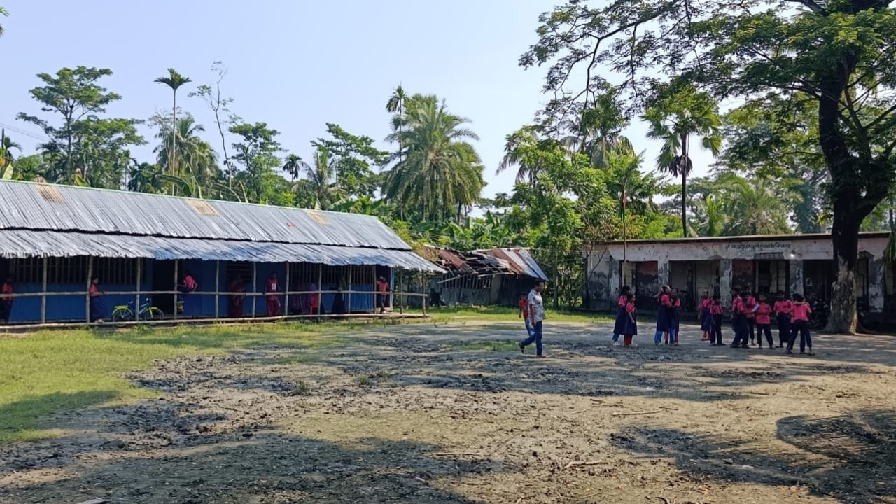 কর্দমাক্ত মাঠ ও অস্বাস্থ্যকর পরিবেশে চলছে পাঠদান, দুর্ভোগে ভট্ট প্রতাপ সরকারি প্রাথমিক বিদ্যালয়ের শিক্ষার্থীরা
