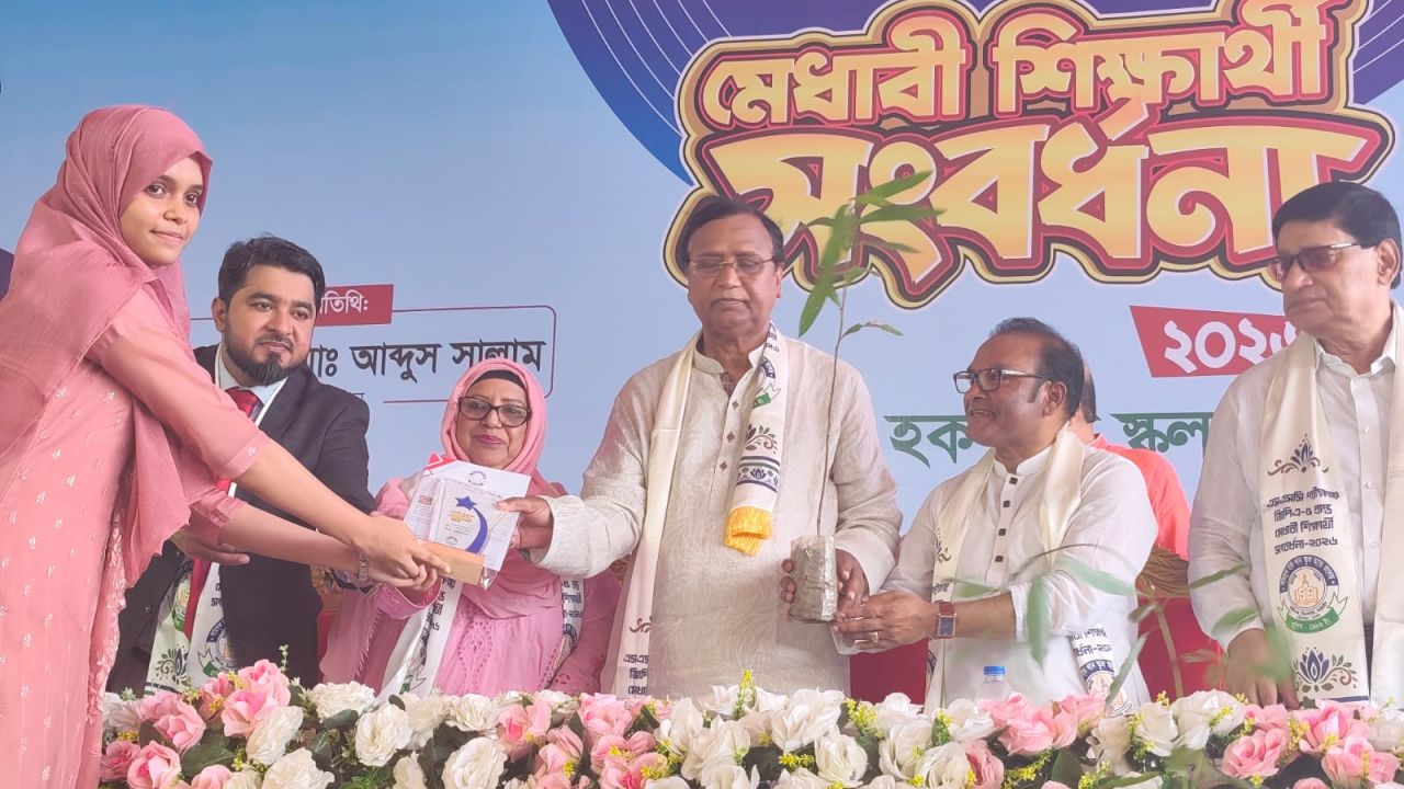 সামসুল হক খান স্কুলে কৃতী শিক্ষার্থীদের সংবর্ধনা: বাদশা মিয়া রোড সংস্কার ও জলাবদ্ধতা নিরসনে প্রশাসকের প্রতিশ্রুতি