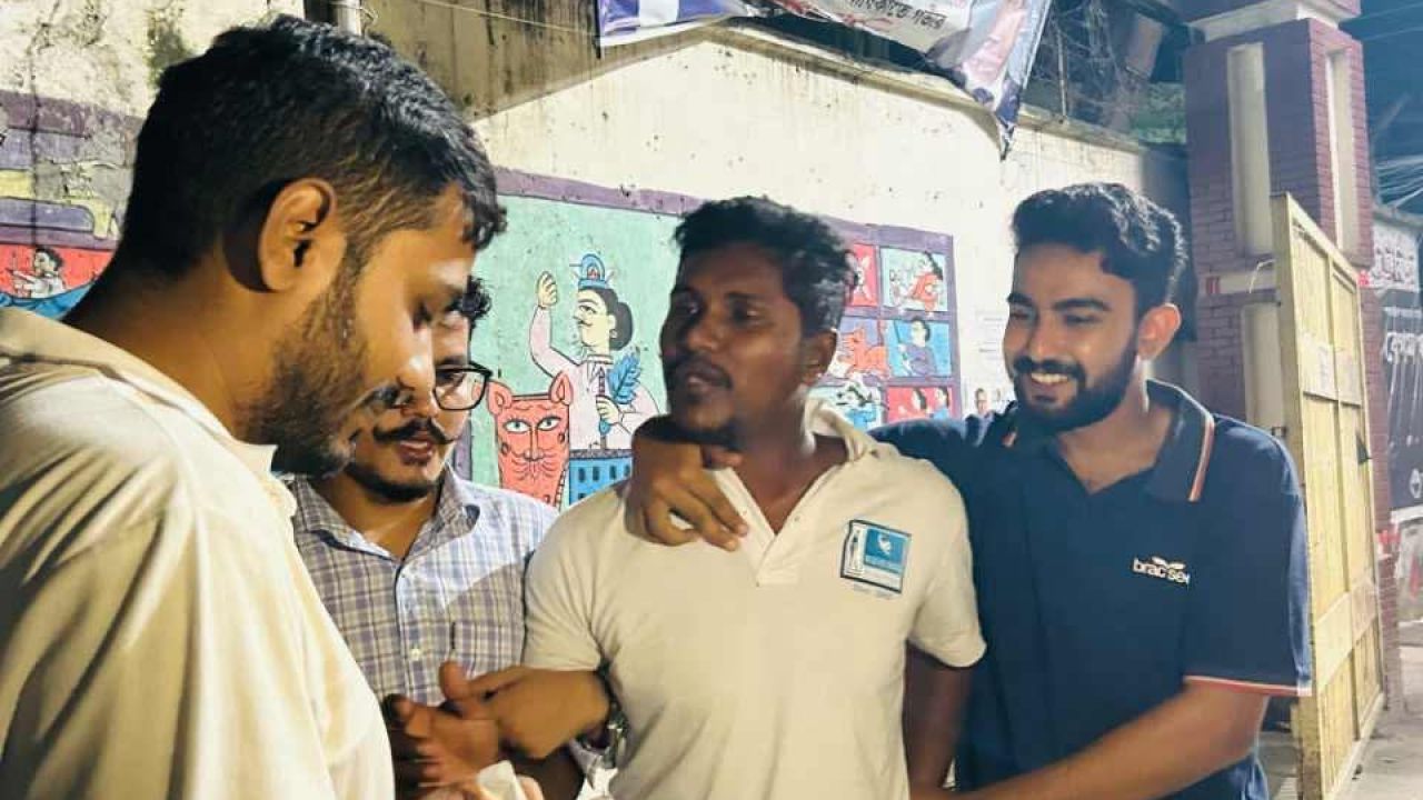 ছাত্রলীগের সঙ্গে সম্পৃক্ততার সন্দেহে জবির দ্বিতীয় গেটে যুবক আটক