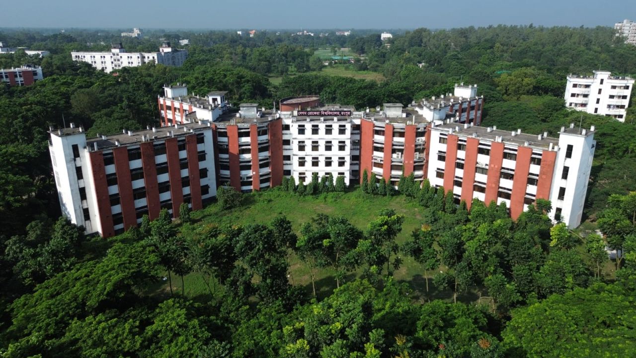 শারীরিক শিক্ষা বিভাগের পরিচালক লাইব্রেরির উপ-গ্রন্থাগারিক, শিক্ষার্থীদের ক্ষোভ 