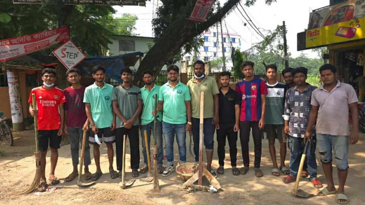 কুবি সংলগ্ন এলাকায় ‘টিম পাশে আছি’র পরিচ্ছন্নতা কর্মসূচি