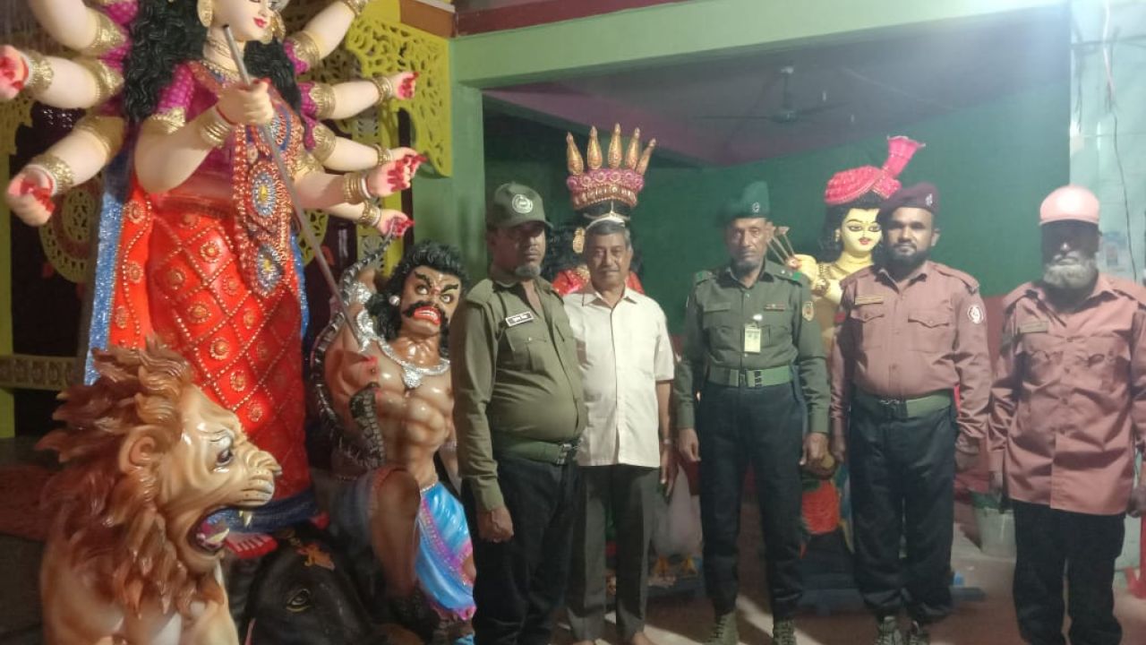 পাবনা সদর উপজেলা আনসার ও ভিডিপি কর্মকর্তা মো: ফরহাদ পূজামন্ডপসমূহ পরিদর্শন করেন  