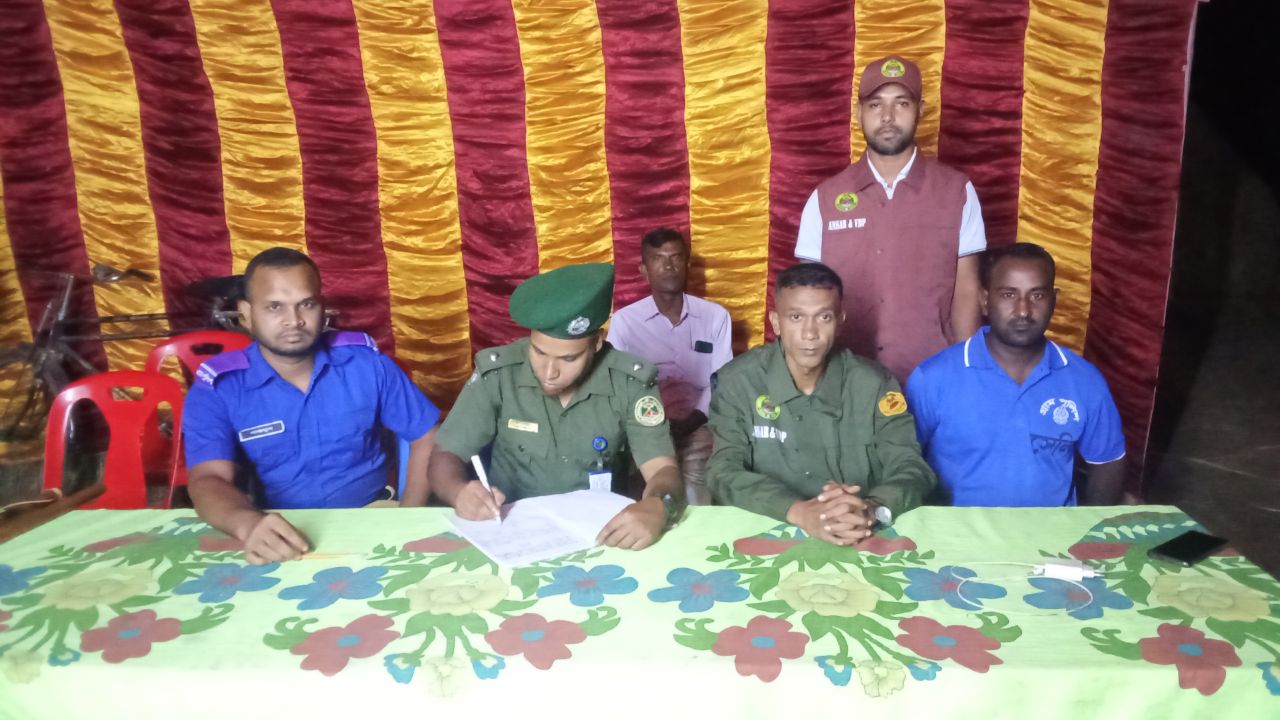ফরিদপুরের দুর্গাপূজার বিভিন্ন পুজামণ্ডপ পরিদর্শন করলেন উপজেলা আনসার ও ভিডিপি কর্মকর্তা 