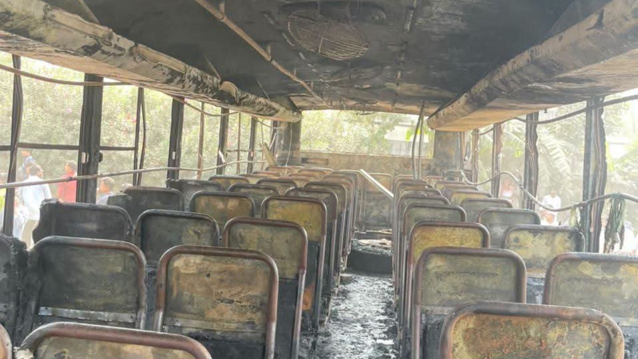 রাজধানীর মাতুয়াইল বাজারে জবির বাসে আগুন