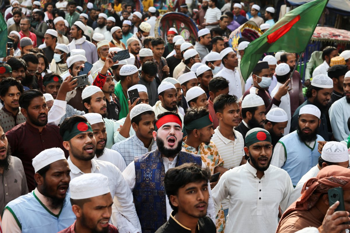 ছাত্র নেতা হাদী&rsquo;র মৃত্যুতে বাংলাদেশে বিক্ষোভ বেড়েছে