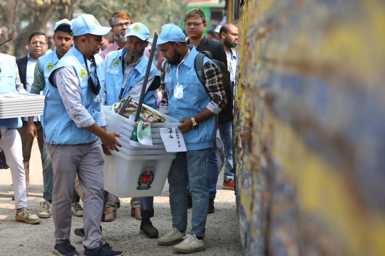 বাংলাদেশের ১৩তম জাতীয় সংসদ নির্বাচন আর মাত্র কয়েক ঘণ্টা বাকি, ১১ ফেব্রুয়ারি বুধবার ঢাকা জুড়ে প্রস্তুতি চলছে।