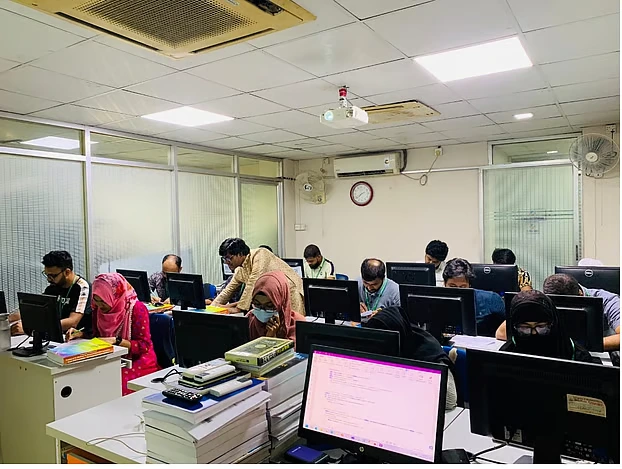 বিএসসি ইন কম্পিউটার সায়েন্স, বিএসসি ইঞ্জিনিয়ার, ডাক্তার ও আইনজীবীরা আবেদন করতে পারবেন না। ছবি: আইডিবি-বিআইএসইডব্লিউর থেকে পাঠানো