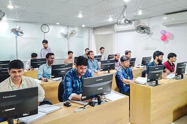 প্রোগ্রামটি এখন পর্যন্ত ১৭ হাজার ২৭৬ জন আইটি প্রফেশনাল তৈরি করেছে, যাঁরা দেশ এবং বিদেশের ৩ হাজার ২৫৪টির বেশি প্রতিষ্ঠানে কর্মরত আছেন। ছবি: আইডিবি-বিআইএসইডব্লিউ